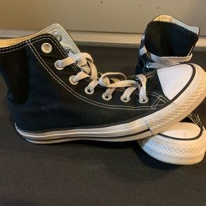 WOMENS SIZE 7 HIGHTOP CONVERSE BLACK